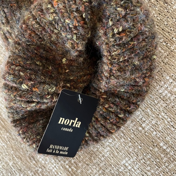 Norla pom hat - Picture 2 of 4